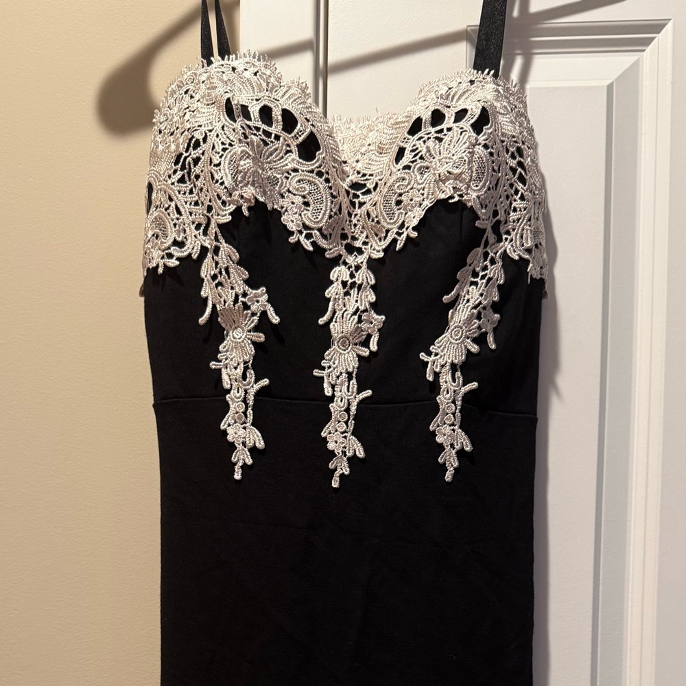 Haute Monde Body con dress with lace embellishments. Size Large‎ - Picture 3 of 5